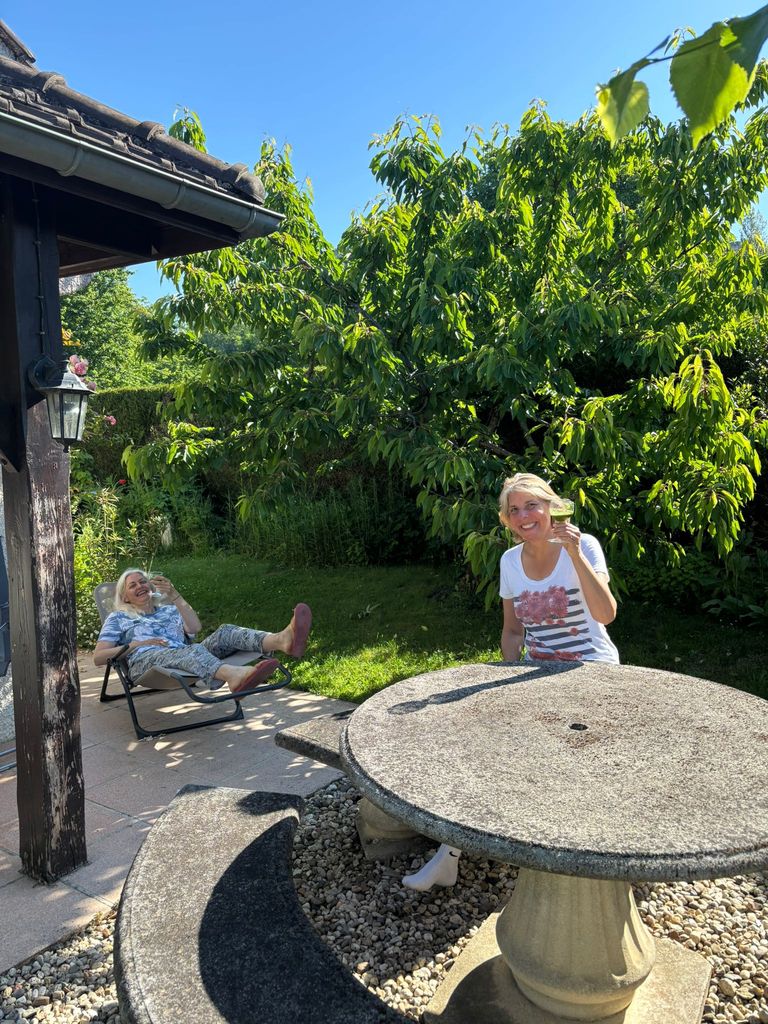 Moment de détente dans le jardin pendant un séjour Jeûne & Forêt